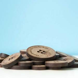 Botones de madera planos de madera con corazones de hilo personalizados para productos de punto o ganchillo-botones personalizados grabados con láser - Product Image 3