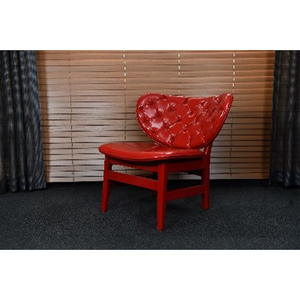 Silla de comedor de cuero rojo de primera calidad, asiento ancho y construcción duradera para espacios al aire libre y de hospitalidad - Product Image 1