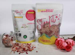 Sal de baño Starlit Sal rosa del Himalaya con pétalos de rosa secos La mejor calidad - Product Image 2