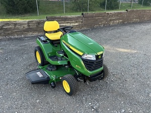 รถตัดหญ้าแบบนั่งขับ John Deere รุ่น Zero-Turn ใช้เครื่องยนต์เบนซิน พร้อมที่ตักด้านหน้า ระบบปล่อยหญ้าด้านหลัง ใบมีดตัดหญ้า 50 ใบ ทำจากอะลูมิเนียม ขนาด 25.4 ซีซี รุ่นปี 2025 สีเขียว - Product Image 1
