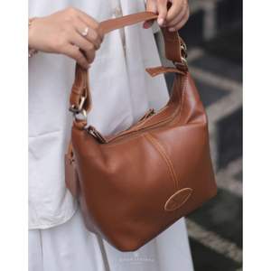 Sac fourre-tout en cuir de vachette convertible fabriqué à la main avec sangle à bandoulière détachable Design élégant, spacieux et durable Parfait - Product Image 2