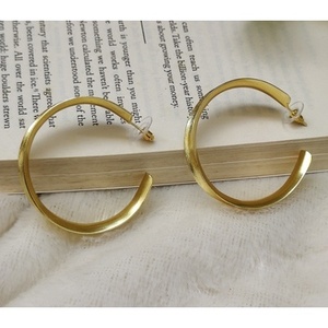 Pendientes de Aro y Colgantes de Latón Hechos a Mano, Chapados en Oro, Estilo Étnico Clásico con Perlas y Diamantes para Bodas y Fiestas - Product Image 1