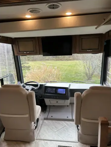 Autocaravana Moderna Grande Usada de 2019, Newmars Canyon Star 3719 Clase A con Habitación Tipo Caravana para Viajes y Campamentos - Product Image 4