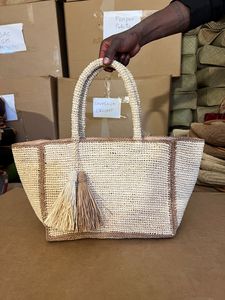 Sac à main carré en crochet fait main pour femme de Madagascar, 100 % coton écologique, bicolore avec pompon et doublure en toile, fermeture auto-agrippante - Product Image 1