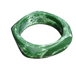 Bracelet artisanal en résine émaillée, forme irrégulière, vert émeraude et blanc tourbillonnant, étanche, écologique, durable et original - Product Image 2