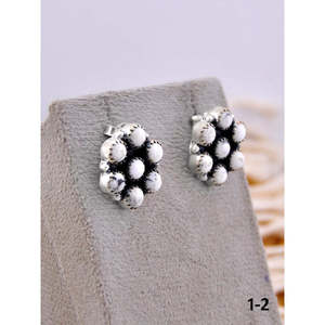 Pendientes de botón estilo suroeste con búfalo blanco y plata de ley, con patrón floral engastado en bisel - Product Image 3