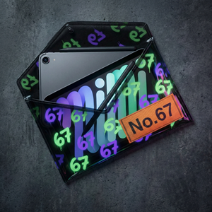 กระเป๋าคลัทช์แบบซองจดหมายพีวีซีสีดำรมควันพิมพ์ลายกราฟฟิตีแบบกำหนดเอง 67 ลาย พร้อมป้ายทอสีส้ม กันน้ำ เหมาะสำหรับใส่เอกสาร - Product Image 1