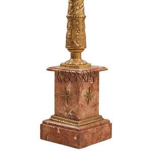 Socle antique de luxe en marbre rose avec colonne en laiton sculptée en spirale - Product Image 5