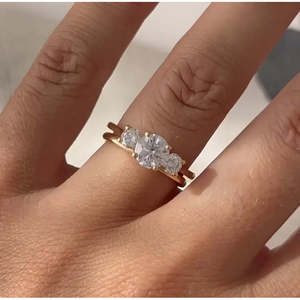 Bague de fiançailles à trois pierres en diamant de laboratoire certifié IGI 1,70 carat total, couleur D-E-F, pureté VVS-VS, forme ronde - Product Image 4