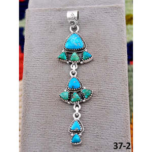 Pendentif Turquoise Fait Main du Sud-Ouest, Émeraude de la Vallée avec Sertissage à la Française en Argent Sterling, Breloques Taille Émeraude - Product Image 1