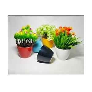 Elegante maceta de cerámica con acabado liso que añade un toque de encanto a la decoración del hogar para cualquier estante o espacio de mesa - Product Image 3