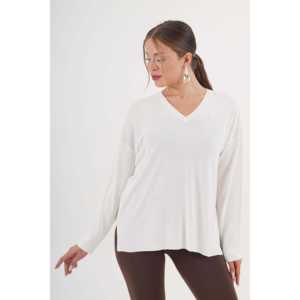 Wholesale Women's <b>V</b>-<b>Neck</b> Side Slit <b>White</b> Knitted <b>Sweater</b> - Product Image 4