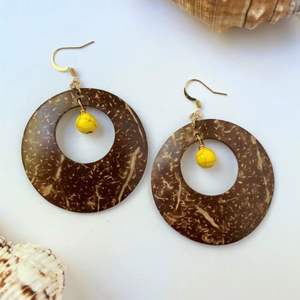 Pendientes de concha de coco minimalistas, hechos a mano y sostenibles para un aspecto natural diario - Product Image 6