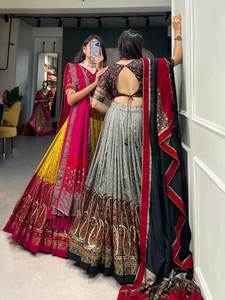 Elegante Conjunto de Lehenga Choli con Lentejuelas de Seda Tussar, Estilo Drapeado para Novia, Sofisticación Lujosa, Elegancia Atemporal para Fiestas y Eventos - Product Image 2