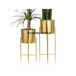 Ensemble de deux jardinières en métal finition or, faites à la main, design original, articles de jardin très demandés, jardinières en métal - Product Image 1