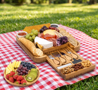 Ensemble de planches à fromage et charcuterie carrées en bambou personnalisées avec couteaux gravés – Cadeau personnalisé pour un anniversaire de mariage écoresponsable