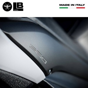 Adesivi per Scooter Yamaha T-Max 560 (2020-2021) - Set da 3 Pezzi, Logo Personalizzabile, Decalcomanie Serbatoio Impermeabili - Product Image 3