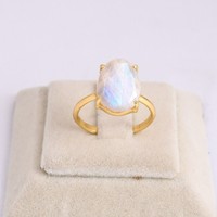 Bague en argent sterling 925 plaqué or 18 carats de haute qualité, sertie d'une pierre de lune arc-en-ciel naturelle en forme de poire, faite à la main, avec un fin sertissage clos.