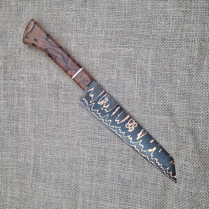 Cuchillo de Cocina de Acero de Damasco Hecho a Mano con Hoja Grabada y Rellena, OEM, con Funda de Cuero, Borde Dentado, Garantía de 3 Años - Product Image 3