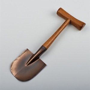 Fourchette de jardin en acier fabriquée à la main avec manche en bois orné Travail artisanal conçu pour les espaces extérieurs décoratifs - Product Image 1