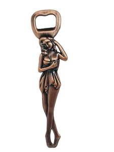 Abridor de Botellas Metálico con Forma de Mujer Elegante - Product Image 4