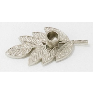 Un palo de cámara de plata de ley con forma circular con un candelabro central de borde elevado y mango de bucle - Product Image 2