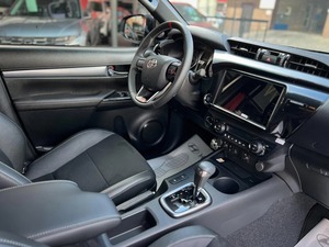 Camioneta Doble Cabina 2025 con Tracción en las Cuatro Ruedas, Automática, Volante a la Izquierda, Bajo Kilometraje, Interior Oscuro, Híbrida de Gasolina - Product Image 2