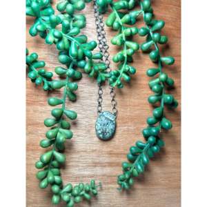 Collier artisanal Navajo en Variscite et argent sterling avec serti clos, technologie d'incrustation unique - Product Image 1