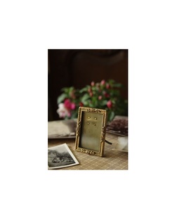 Marco de fotos de metal diseñado para exhibir recuerdos preciosos con un atractivo decorativo para el hogar de estilo moderno. - Product Image 4