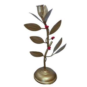 Bougeoir décoratif artisanal en fer, candélabre floral doré personnalisé, ornement de table haut de gamme pour les fêtes et les cadeaux - Product Image 1