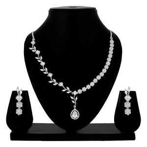 Alex Jewellery's Trendy Leaf AD Collar Set para mujeres y niñas incluyendo pendientes y joyas de diamantes - Product Image 2