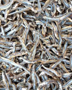 Petits poissons d'anchois séchés écologiques Chirimen sans tête Emballage de saison de haute qualité du Vietnam Séchage personnalisé - Product Image 3