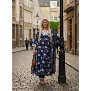 Ensemble de kurta en mousseline de soie bleu marine élégant avec manches trois-quarts et dupatta - Product Image 1