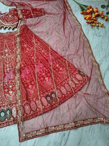 Lehenga con un diseño que combina el encanto étnico atemporal con la sofisticación moderna, que se combina con un choli y un dupatta bien ajustados. - Product Image 6