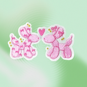 Lindo Parche Bordado de Perro de Doble Globo Rosa con Diseño de Corazón - Product Image 1