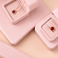 Fabricant de boîtes à bijoux en cuir PU rose blush personnalisées OEM, avec doublure en velours, pour bagues, colliers et bracelets.