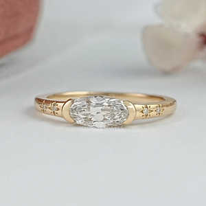 Joyería de moda con clase East West Old Mine Moval Cut Half Bezel Accent Ring Lab Grown Diamond Ring of Wedding Engagement - Product Image 2