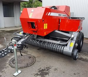 Moissonneuse-batteuse Massey Ferguson 1840 rouge, poids 5500 kg, 0-2000 heures, équipement agricole d'occasion - Product Image 6