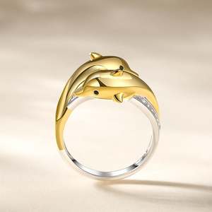 แหวนเงินสเตอร์ลิงรูปโลมาประดับเพชรเซอร์คอนชุบโรเดียม Jeulia Golden Embrace Dainty Dolphin - Product Image 4