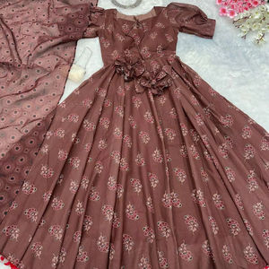 ชุด Kurti และเข้าชุด Dupatta สำหรับผู้ใหญ่ชุดปักครอสติชแบบพิเศษความยาวพิเศษแบบไม่ซ้ำใครสำหรับปาร์ตี้ยามเย็น - Product Image 1