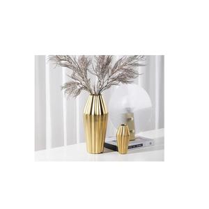 Juego de 2 floreros de metal con un elegante y elegante acabado dorado perfecto para arreglos florales frescos y artificiales. - Product Image 1