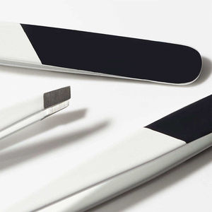 Pinzas de Cejas Inclinadas de Precisión KAAMIR INSTRUMENTS, Acero Inoxidable, Ligeras, Ecológicas y de Lujo para Cejas - Product Image 5