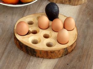 Porte-œufs en bois de ferme avec un attrait rustique et une disposition fonctionnelle conçue pour les œufs frais et la décoration de cuisine - Product Image 4