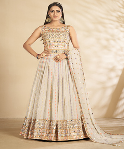 LehengaCholi de Mariage de Luxe pour Femmes en Coton Rouge avec Travail de Paillettes Impression de Feuille Imprimée Chunni-en-Stock - Product Image 2