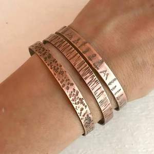 Bracelet en cuivre minimaliste au design classique, adapté à un usage quotidien, accessoire de qualité pour le bien-être et le style, idéal comme cadeau. - Product Image 4