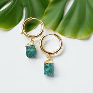 Boucles d'oreilles créoles en argent 925 avec malachite brute, pierre de naissance - Product Image 1