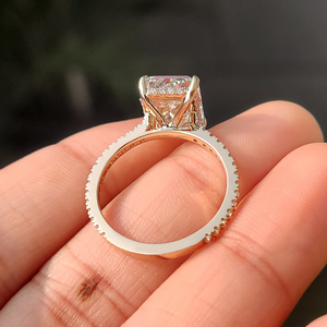 Anillo de Compromiso con Diamante de Corte Ovalado en Oro Amarillo con Engaste Pavé, Estilo Clásico, Joyería Fina para Mujer - Product Image 3