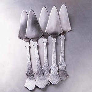 Servidor de pastel de acero inoxidable hecho a mano más vendido con acabado lujoso para bodas, aniversarios y fiestas elegantes - Product Image 1