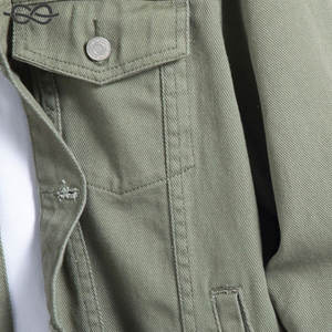 แจ็คเก็ตยีนส์มีกระเป๋าผ้าฝ้าย100% สำหรับผู้ชายสีเขียวล้วนกระดุมแถวเดียวคอเสื้อคอสูง - Product Image 2