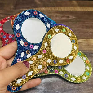 Juego de espejos de mano artesanales con cuentas de colores, con diseños vibrantes en azul, dorado y verde, adornados con pequeñas cuentas. - Product Image 3